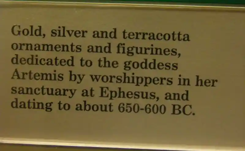 Four-point flower-like crosses designs of a gold ornament